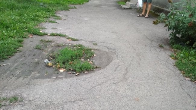 Мешканці вулиці в Луцьку бояться руйнування будинків через просідання асфальту