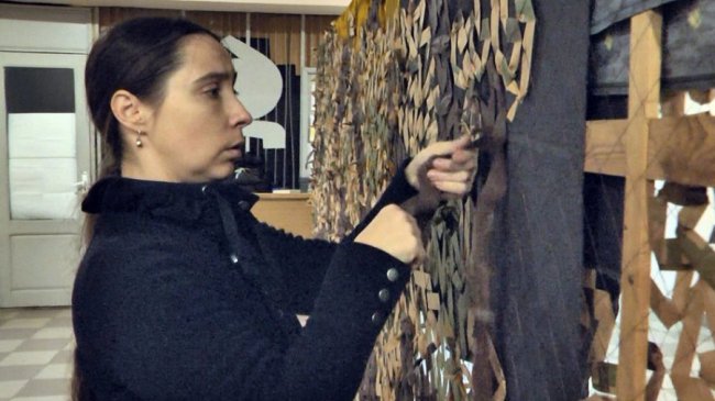 У Луцьку переселенці і волонтери плетуть сітки для військових