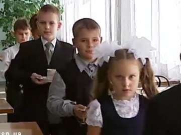 Українським школярам загрожують ракові захворювання через сосиски