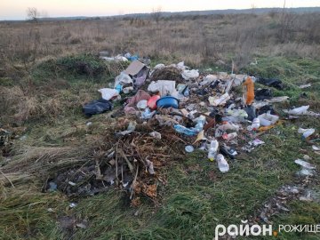 Біля волинського озера – стихійне сміттєзвалище. ФОТО