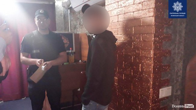 У Луцьку затримали двох осіб, в яких знайшли заборонені речовини. ФОТО