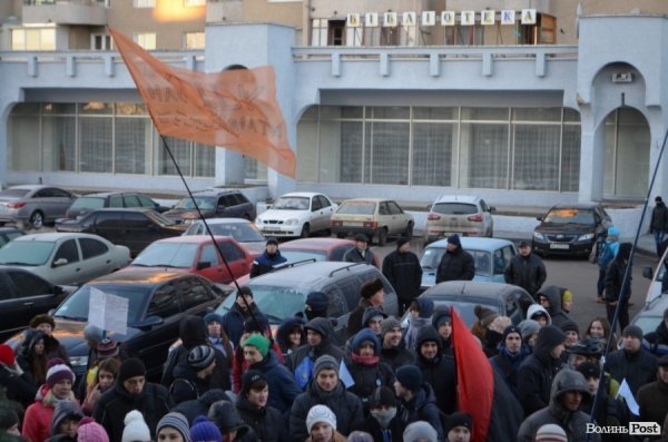 Гарячий світанок у Луцьку: як пікетували губернатора. ФОТО
