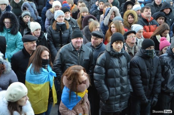 Гарячий світанок у Луцьку: як пікетували губернатора. ФОТО