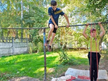 В Луцьку діти облаштували спортмайданчик у дворі, щоб займатися воркаутом
