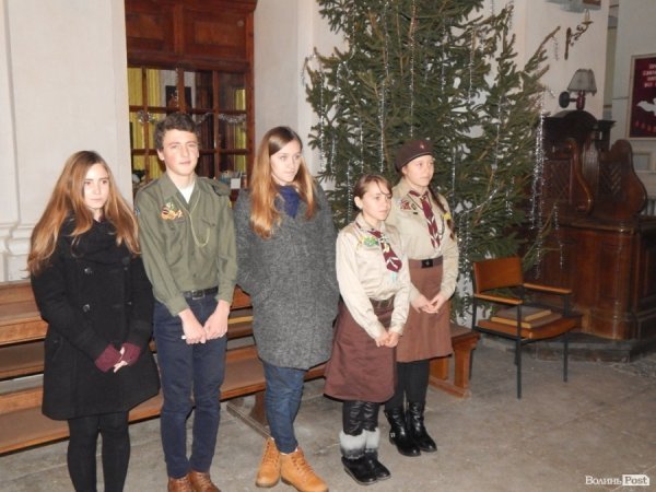 До Луцька привезли Вифлеємський вогонь. ФОТО