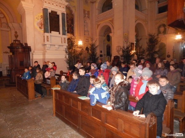 До Луцька привезли Вифлеємський вогонь. ФОТО