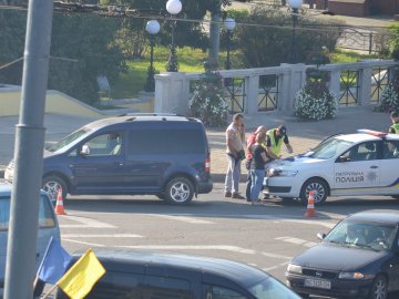 На площі Возз'єднання у Луцьку – аварія. ФОТО