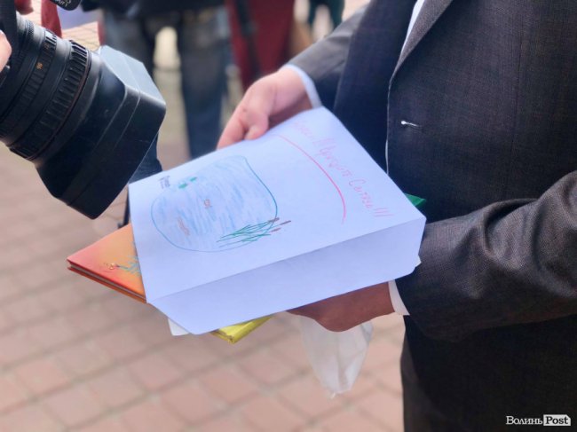 «Дяді і тьоті, збережіть нам Світязь»: у Луцьку діти і батьки вийшли на протест. ФОТО