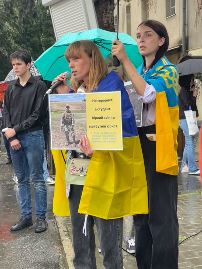 «Маємо боротися за них, як вони за нас»: у Луцьку родини полонених «азовців» влаштували акцію. ФОТО