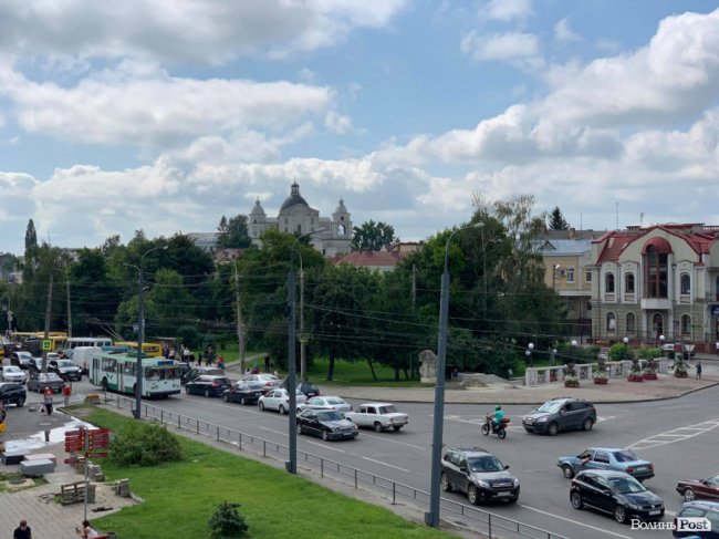 Луцьк стоїть у заторах через надзвичайну ситуацію на Театральному майдані 