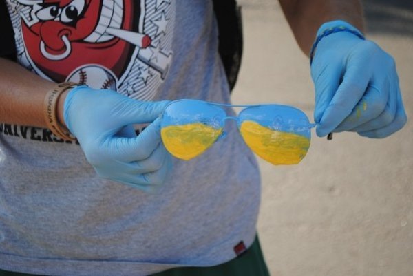 Біля луцького ринку - синьо-жовтий паркан. ФОТО