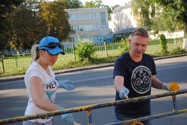 Біля луцького ринку - синьо-жовтий паркан. ФОТО