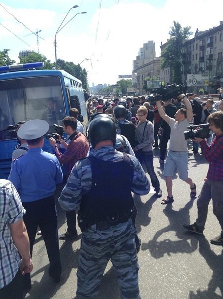 Гей-парад закінчився за півгодини, є затримані. ФОТО. ВІДЕО