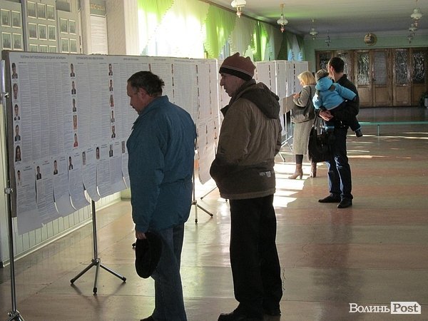У Луцьку дільниці працюють не без порушень. ФОТО. ДОПОВНЕНО