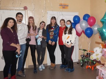 У Луцьку маленьких пацієнтів дитячої обласної лікарні привітали з Днем Миколая. ФОТО