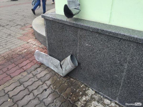 Лучанка на мікроавтобусі заїхала в магазин. ФОТО