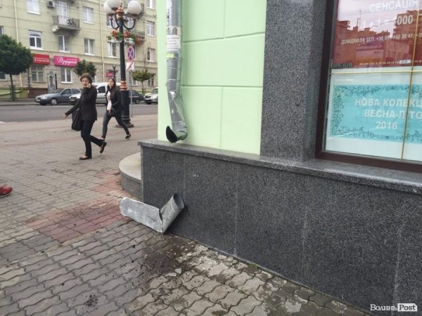 Лучанка на мікроавтобусі заїхала в магазин. ФОТО