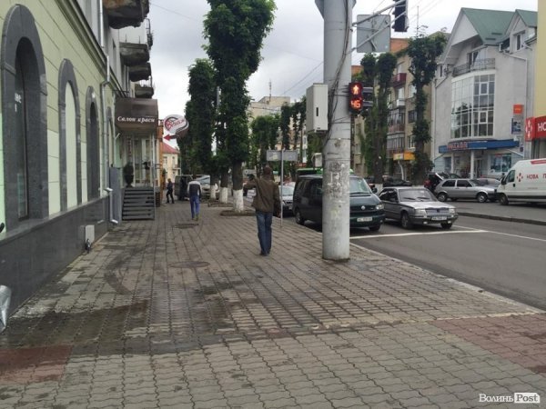 Лучанка на мікроавтобусі заїхала в магазин. ФОТО