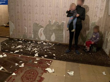 Занедбані та голодні: у Дніпрі діти жили в квартирі серед черв'яків. ФОТО