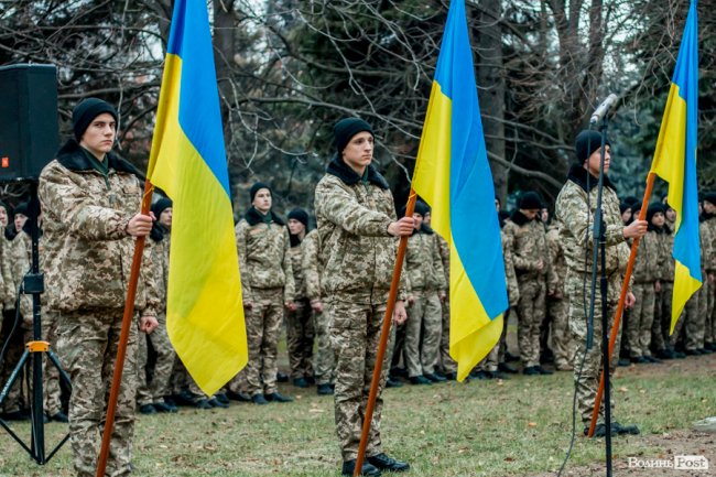 Квіти, сльози і свічки: у День Гідності та Свободи лучани вшанували пам'ять полеглих