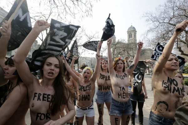 FEMEN роздяглися біля мечетей Парижа, Мілана та Брюсселя. ФОТО