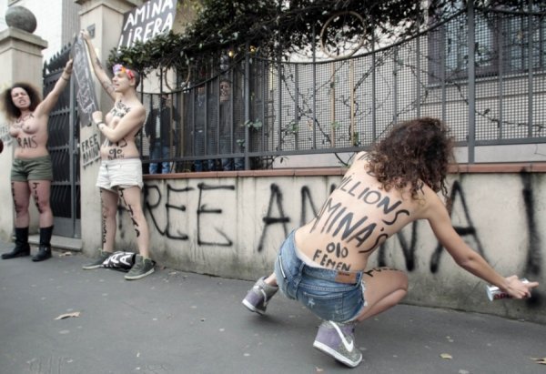 FEMEN роздяглися біля мечетей Парижа, Мілана та Брюсселя. ФОТО