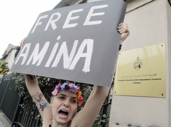 FEMEN роздяглися біля мечетей Парижа, Мілана та Брюсселя. ФОТО
