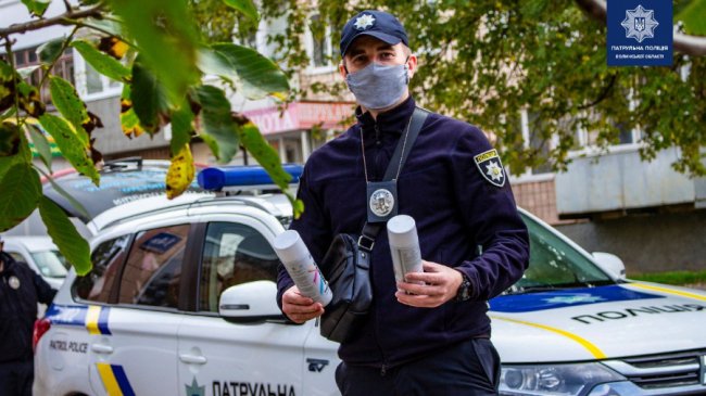 Луцькі копи порозписували тротуари задля безпеки містян. ФОТО