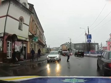 У Ковелі патрульні склали постанову на пішохода, який переходив дорогу поза «зеброю». ВІДЕО