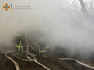 У місті на Волині горіло горище будівлі. ФОТО.ВІДЕО