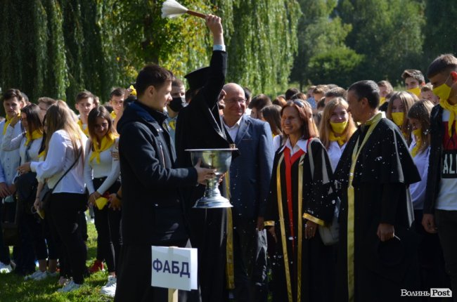  Як у луцькому «політесі» вітали першокурсників. ФОТОРЕПОРТАЖ