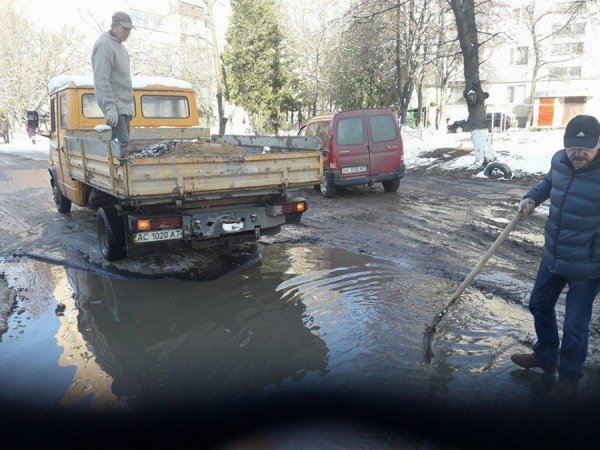 Луцький депутат з шуфлею в руках засипав калюжі на окрузі