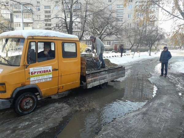 Луцький депутат з шуфлею в руках засипав калюжі на окрузі