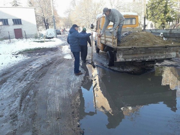 Луцький депутат з шуфлею в руках засипав калюжі на окрузі