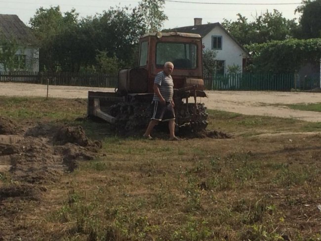 У селі на Волині люди самотужки роблять дитячий майданчик. ФОТО