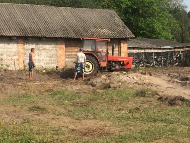 У селі на Волині люди самотужки роблять дитячий майданчик. ФОТО