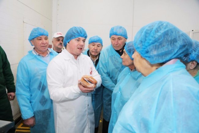 Смак щасливих моментів: луцьким ветеранам показали, як виготовляють ковбасу