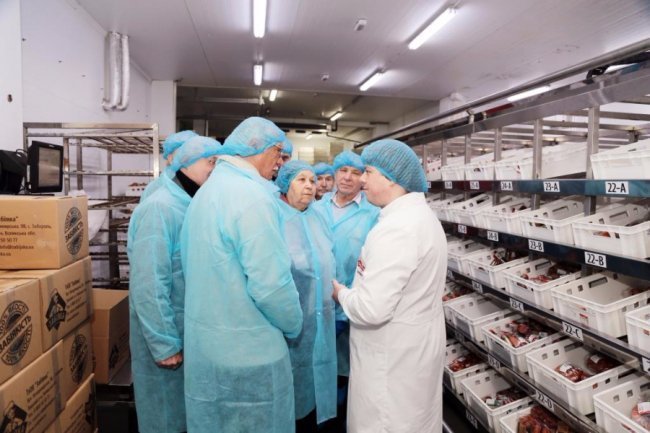 Смак щасливих моментів: луцьким ветеранам показали, як виготовляють ковбасу