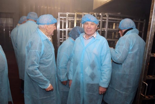 Смак щасливих моментів: луцьким ветеранам показали, як виготовляють ковбасу