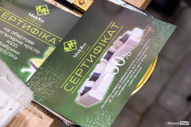 Зі знижками та цінними подарунками: у Луцьку грандіозно відкрилий шоурум меблів і декору «МакКо»*