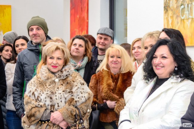 Зі знижками та цінними подарунками: у Луцьку грандіозно відкрилий шоурум меблів і декору «МакКо»*