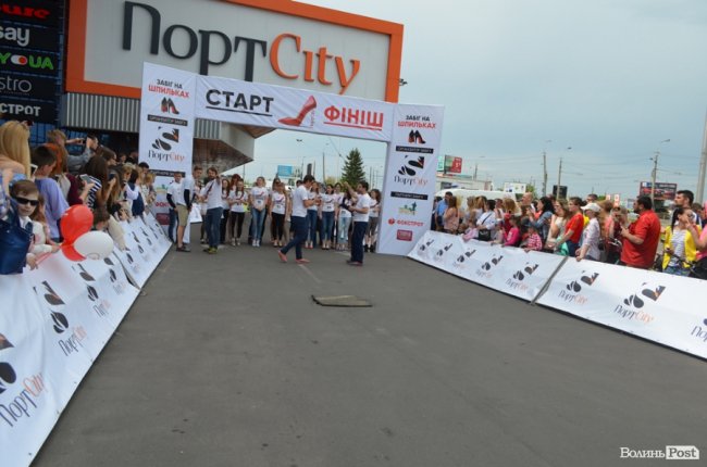 У Луцьку відбувся унікальний для міста «Забіг на шпильках». ФОТО