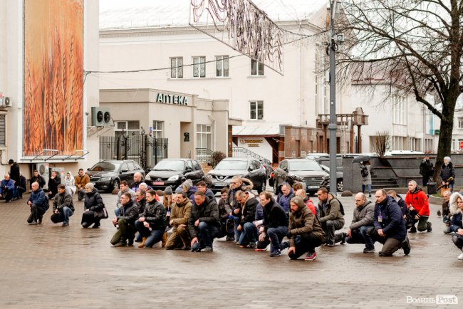 «Їх ми з честю поховаємо, а завтра підемо в бій»: Луцьк попрощався з воїнами Павлом Хомиком та Віктором Коханюком
