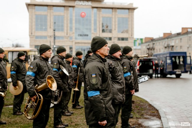 «Їх ми з честю поховаємо, а завтра підемо в бій»: Луцьк попрощався з воїнами Павлом Хомиком та Віктором Коханюком
