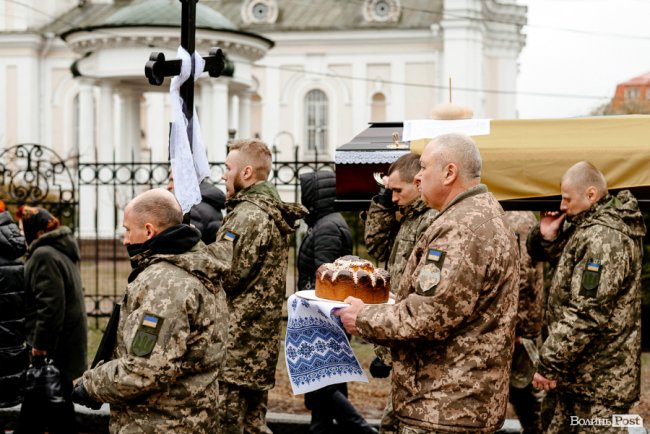 «Їх ми з честю поховаємо, а завтра підемо в бій»: Луцьк попрощався з воїнами Павлом Хомиком та Віктором Коханюком