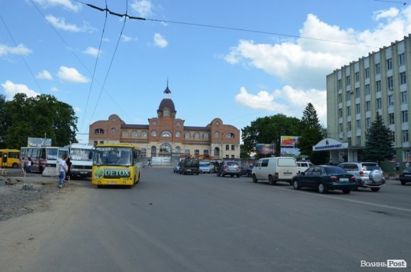 Мир клумбам, війна кіоскам: у Луцьку кардинально змінюють Привокзальну площу