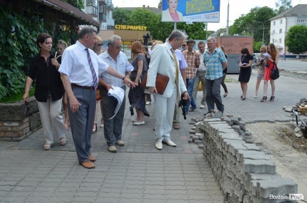 Мир клумбам, війна кіоскам: у Луцьку кардинально змінюють Привокзальну площу