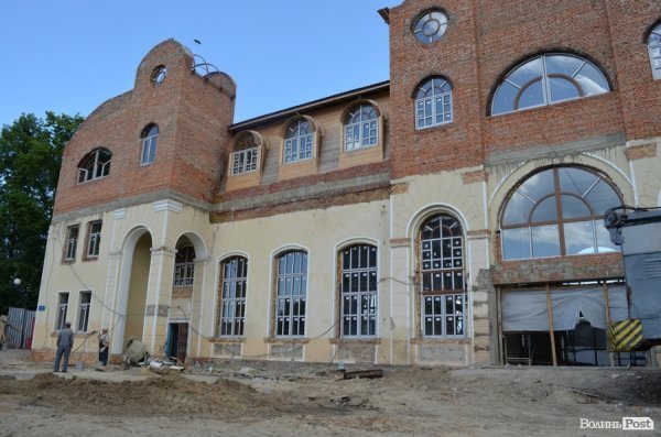 Мир клумбам, війна кіоскам: у Луцьку кардинально змінюють Привокзальну площу