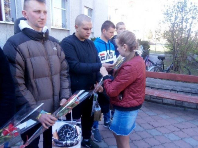 З почестями і подарунками: як на Іваничівщині юнаків проводжали в армію