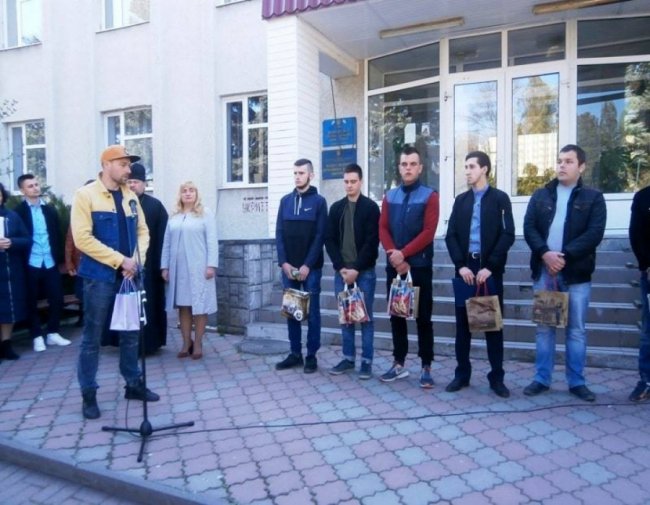 З почестями і подарунками: як на Іваничівщині юнаків проводжали в армію